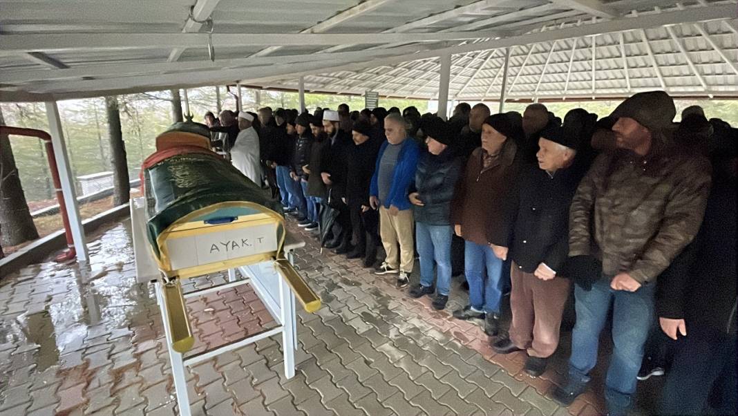 Antalya'daki feci kazada ölen Konyalı anne-kız gözyaşları içinde defnedildi 2